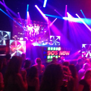 Veel lichteffecten voor een spetterende ‘nineties show’