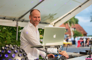 DJ Big Blender op een wijnfeest