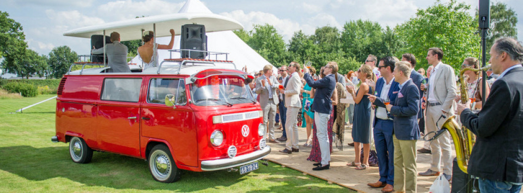 DJ met Volkswagen busje -VW