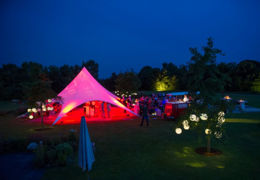 Festivaltent bij bruiloft Festivaltent bij bruiloft