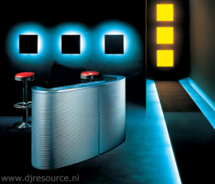 DJ Booth in Italiaanse stijl! Eenvoudig, modern en niet te groot: een mooie mix!