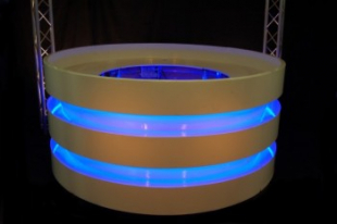 Een ronde DJ Booth: voor als je echt het middelpunt van het feest wilt zijn.
