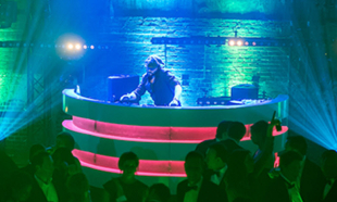 Rond dj meubel met rode led verlichtijng. Rond is de norm: overal contact met je publiek
-: