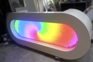 Ovaal dj meubel met leds in de regenboog kleuren.