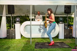 DJ Big Blender met Saxofoniste Femke