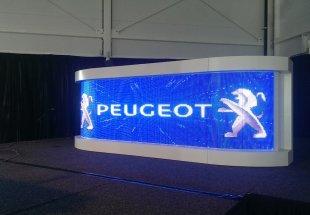 Voor een bedrijfsfeest of op een beurs: gewoon je bedrijfsnaam op de DJ booth!