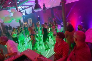 DJ met Verlichte Ledvloer in Lokaal 55, Sneek